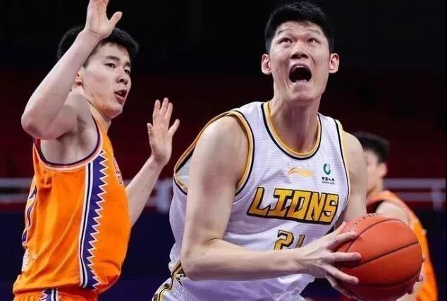 任何俱乐部想要激活这名年轻后卫的解约金条款，他们都必须首先通知皇马。